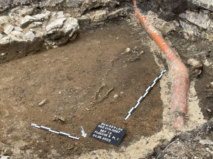 Erste archäologischen Funde am Kirchplatz