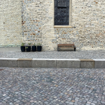 Die Kirchenmauer mit Sitzflächen