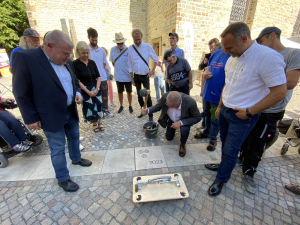 Einsetzen des letzten Steins durch Bürgermeister Hr. Lülf