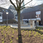 Neugestalteter Büchereivorplatz